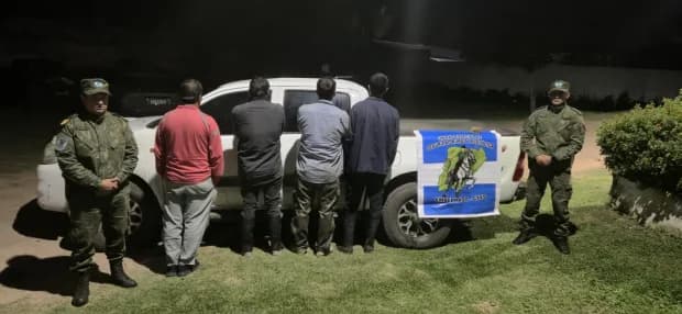 Cuatro cazadores demorados: Secuestraron un ciervo axis sin vida, una escopeta, cartuchos y armas blancas