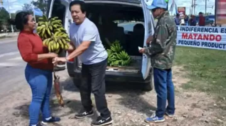 Productores regalaron más de 3000 kilos de banana en reclamo de una "crisis terminal"