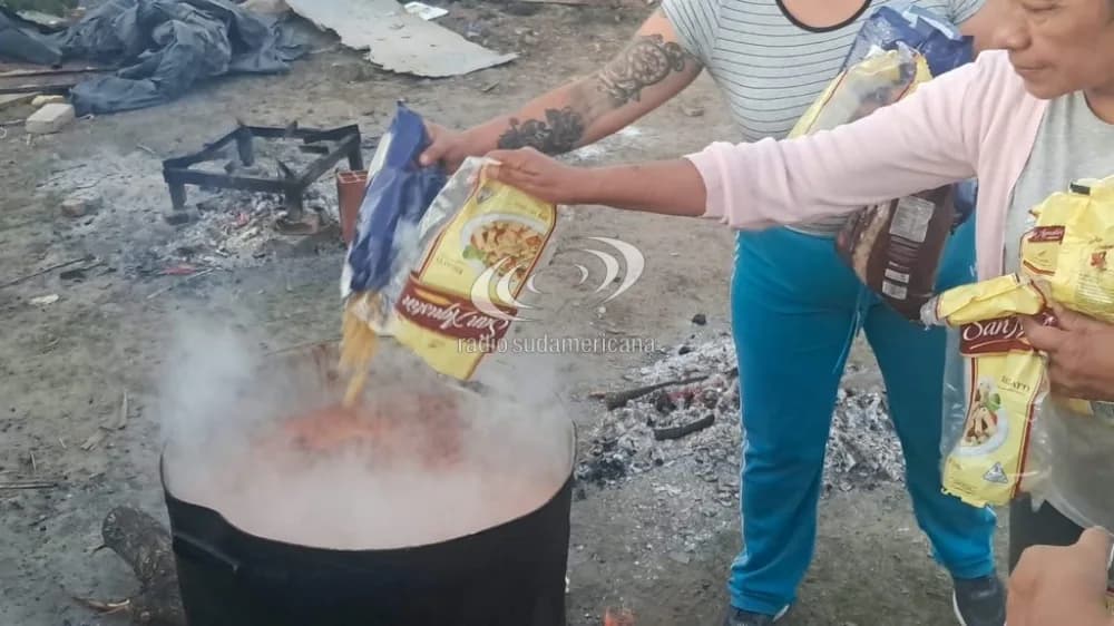 Reparten comida a caballo a las familias inundadas de La Tosquera