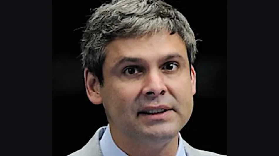 Piden la prisión preventiva de Flávio Bolsonaro y una alerta roja de Interpol tras no entregar su pasaporte