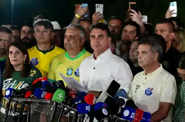 Flavio Bolsonaro huyó a Estados Unidos