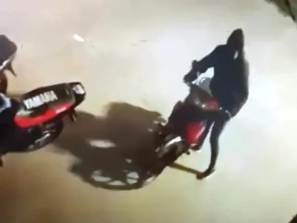 Robaron una moto del estacionamiento de un comercio y fueron filmados