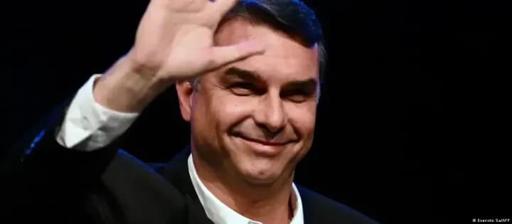 Flávio Bolsonaro viajó a Ecuador desde Argentina tras huir de Brasil