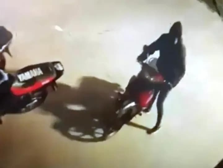 Motochorros sustrajeron vehículo del estacionamiento de comercio