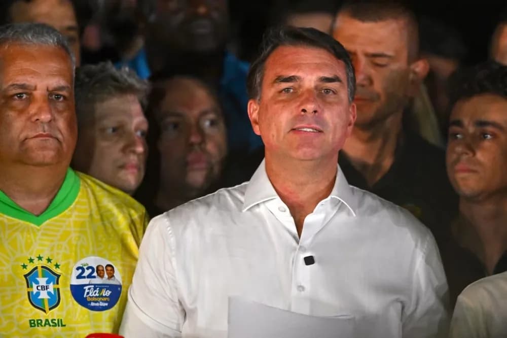 Flávio Bolsonaro viajó con su familia desde Argentina hacia Ecuador