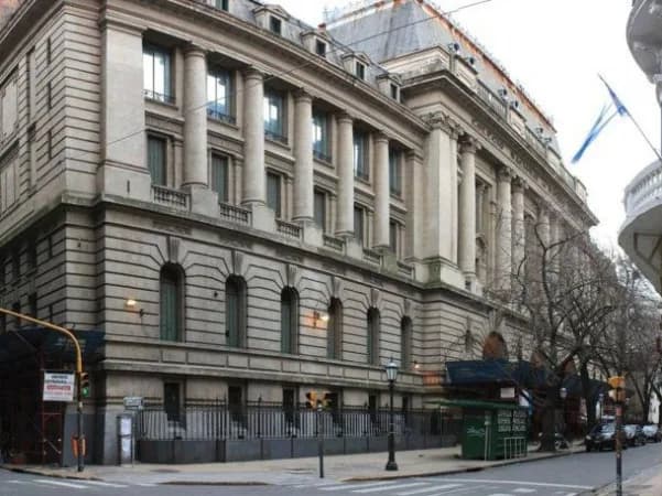 El Colegio Nacional Buenos Aires prohibió que los alumnos usen el celular en el aula