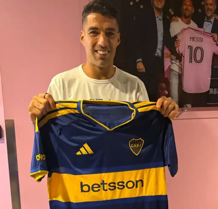 Luis Suárez recibió una camiseta de Boca y el club lo celebró en redes