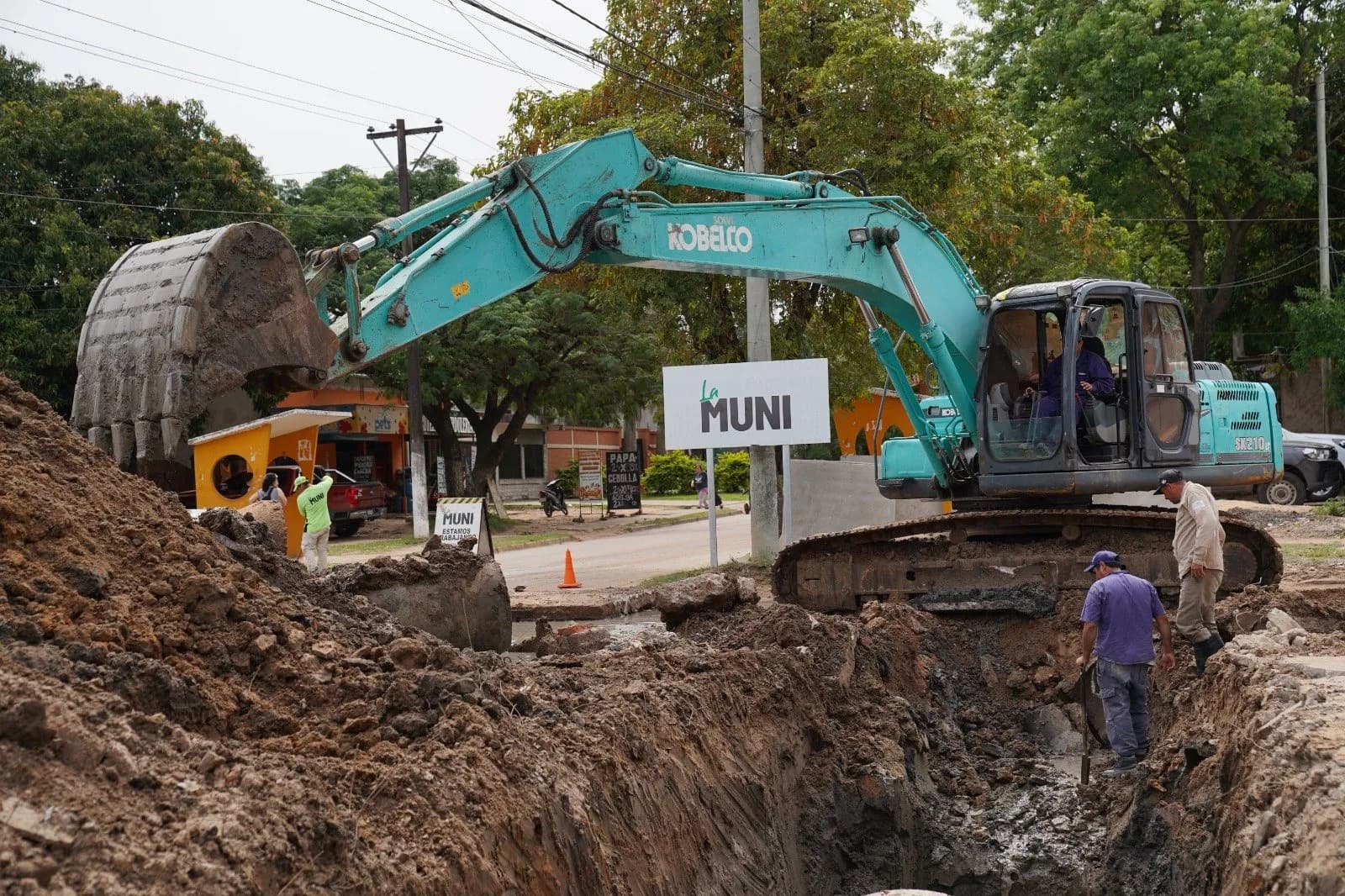 Desagües, cloacas y enripiado: avanza la obra pluvial en el barrio San Antonio