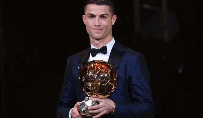 Cristiano Ronaldo superó a Lionel Messi y se quedó con el BOAT: fue elegido como el mejor Balón de Oro de la historia por los hinchas