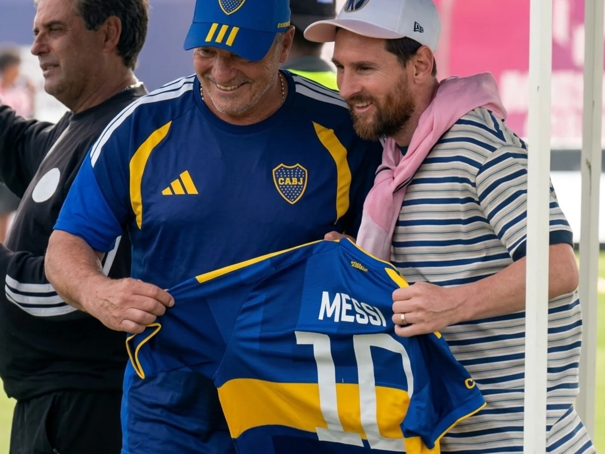 La humorada de Giunta tras su foto con Messi: "Le encantó la azul y oro, para mí es de Boca"