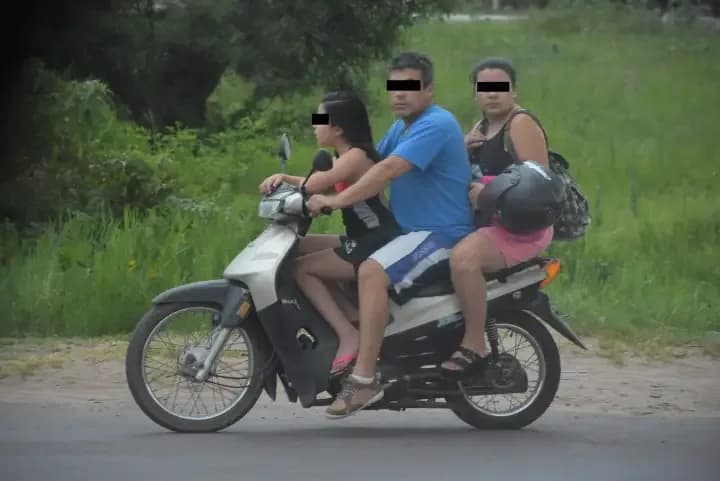 El peligroso desafío a las normas de tránsito en Corrientes