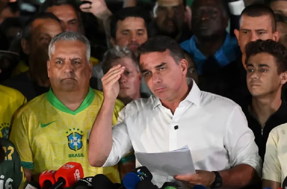 Insólito: Flávio Bolsonaro se autoproclamó “verdadero presidente electo” de Brasil