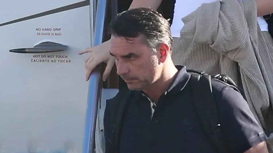 Cómo fue la salida de Flávio Bolsonaro: los horarios, el pasaporte italiano y el rol del Gobierno argentino