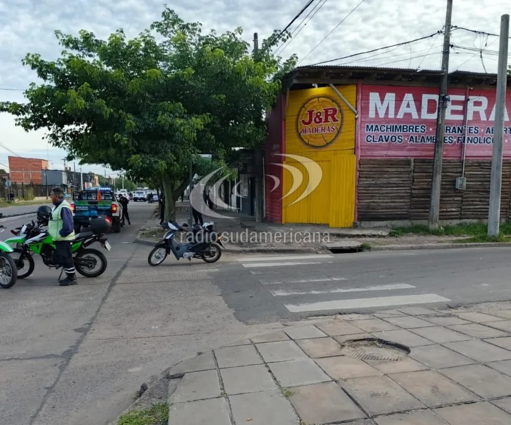 Fuerte choque entre dos motos dejó una mujer herida
