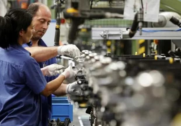 La producción de las PyMEs industriales se derrumbó casi 12% y 1 de cada 7 enfrenta embargos de ARCA