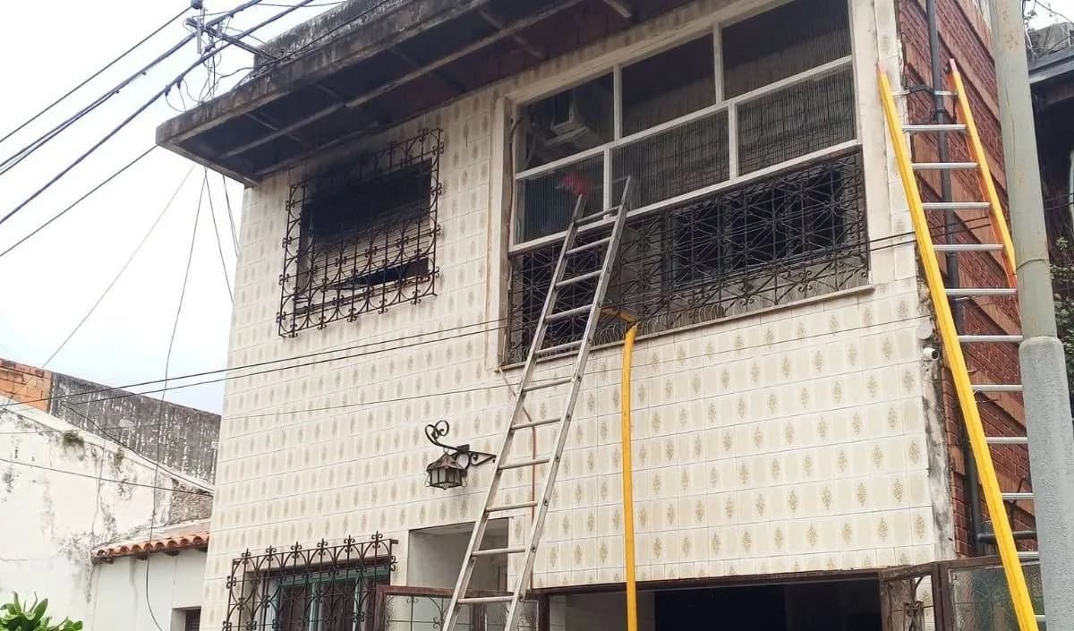 Corrientes: bomberos controlaron el incendió de una casa en el barrio Camba Cuá