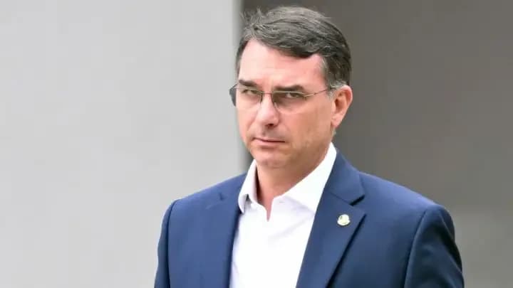 La fiscalía desestimó la denuncia por el ingreso de Flávio Bolsonaro al país