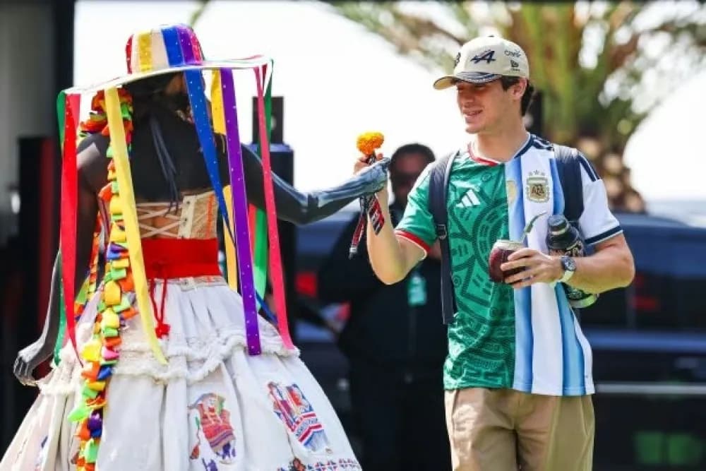 Colapinto se puso una llamativa remera fusionada y causó sensación en el GP de México