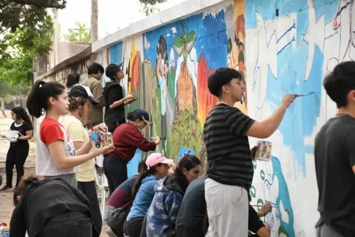 Un mural colectivo para celebrar los 140 años de la escuela Regional