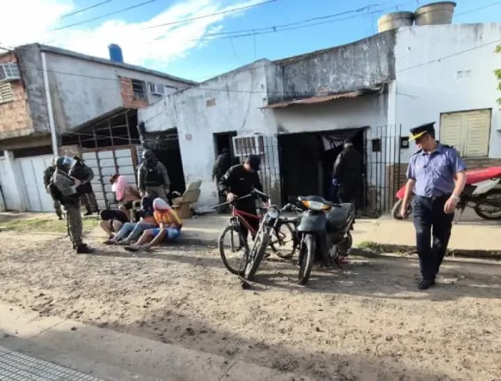 En la búsqueda de objetos robados hallaron un desarmadero de motos
