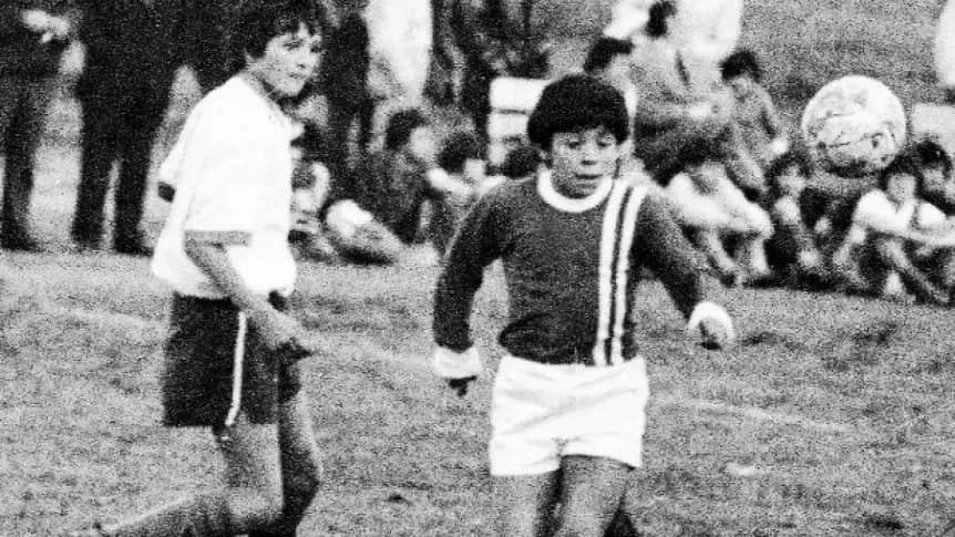 El puesto en el que Maradona odiaba jugar en los picados y cómo empezó su historia en Los Cebollitas - TyC Sports