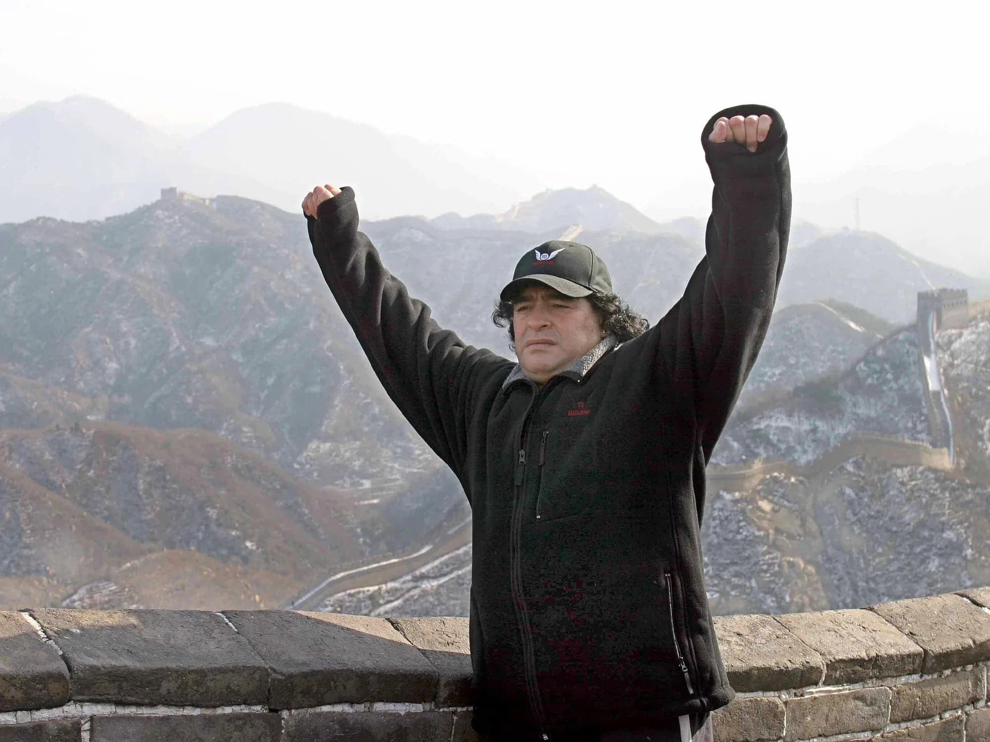Bajo cero y con los puños en alto: la foto de Diego Maradona en la Muralla China que nació de una promesa a sus hijas