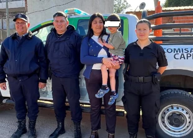 Corrientes: policías salvaron la vida de un nene que se había atragantado
