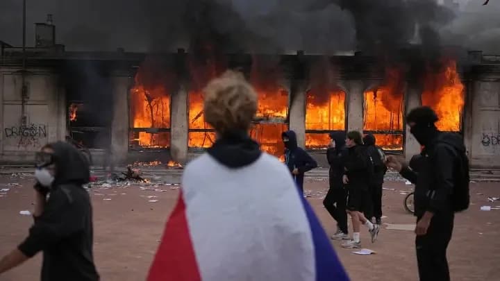 Macron prepara un megaoperativo policial para frenar nuevos disturbios y saqueos