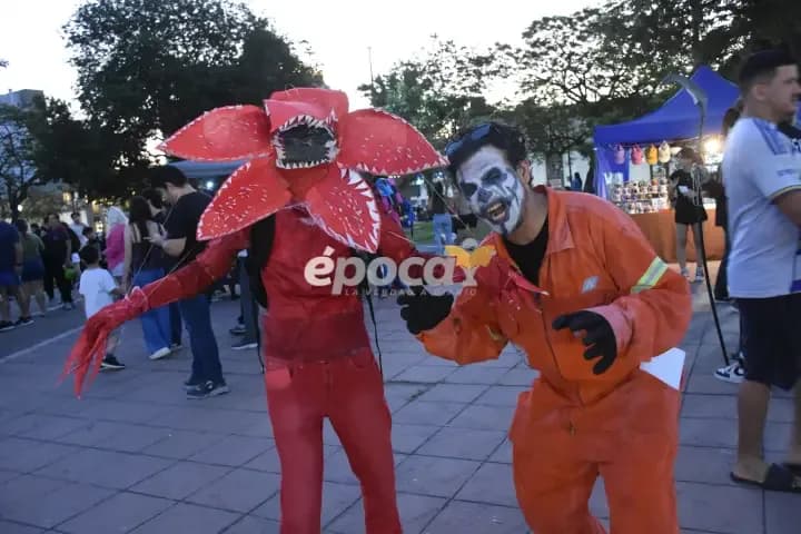 Una caminata zombie reunió a fanáticos de los disfraces y la cultura geek