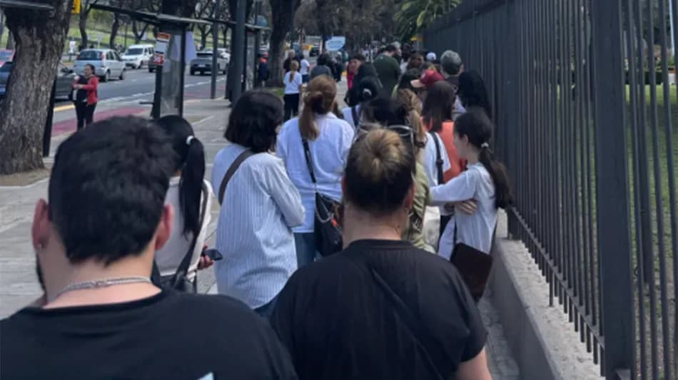 Kits a voluntarios: el papa León XIV todavía está lejos, pero acá en Patricios se siente