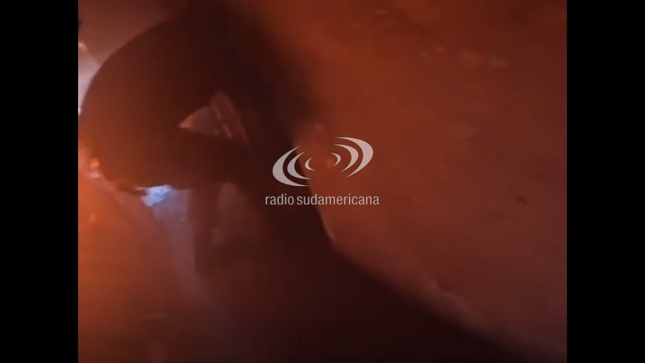Portada de video: Policías rescataron a dos personas de una vivienda en llamas